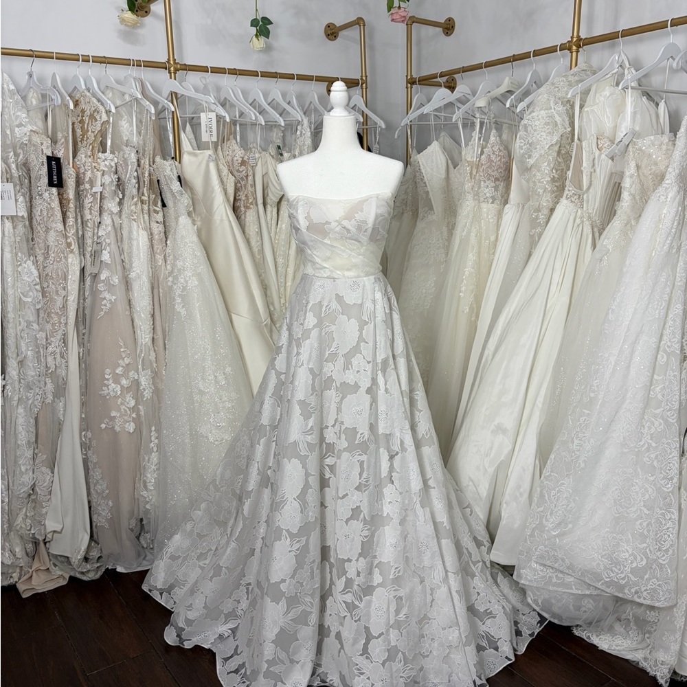 Elegant Floral Lace Wedding Dress